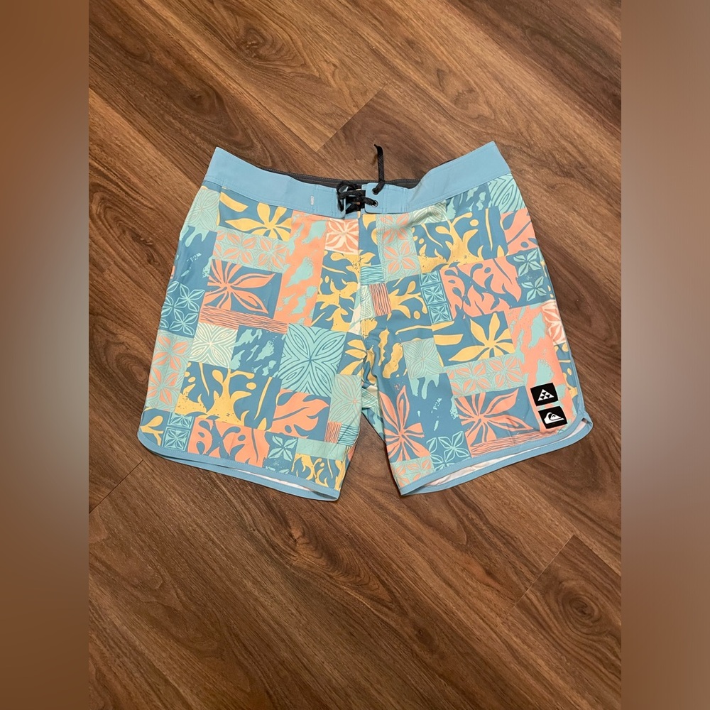 Surfsolk Scalloped 19" board shorts size 38 (Brand New)